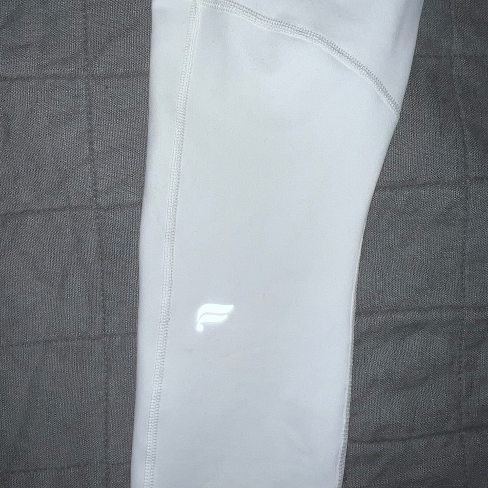 White fabletics leggings with pockets